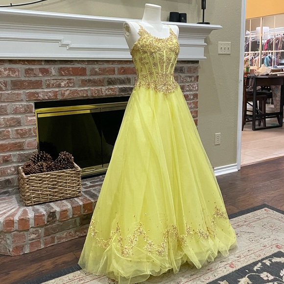 Mon Cherie yellow sequined prom homecoming bridesmaid dress / 4 / EUC (Like new) - Picture 3 of 17